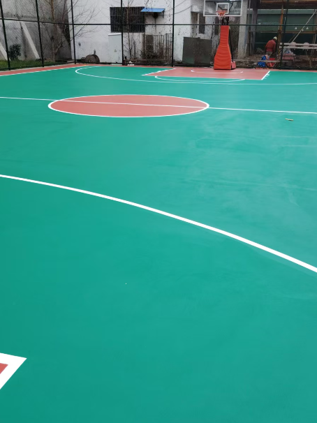 镇安 球场长期使用易出现地面开裂